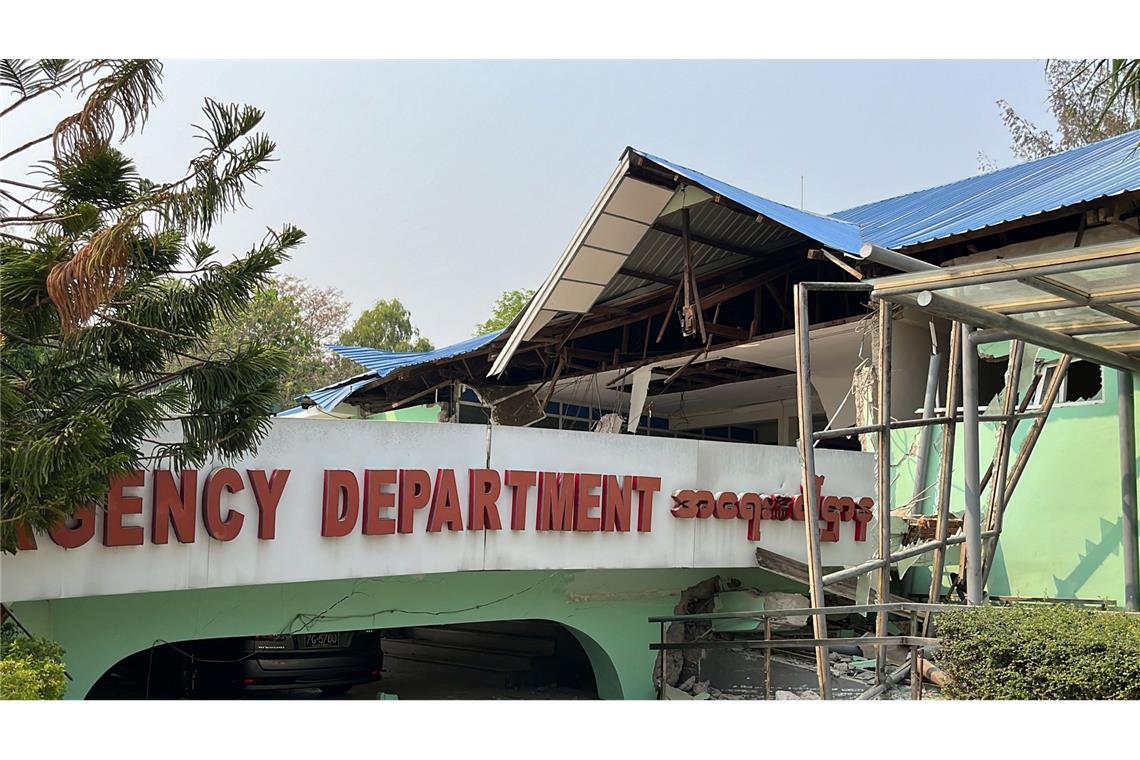 Mann in Myanmar nach fünf Tagen lebend aus Trümmern geborgen Zerstörte Gebäude in Myanmar.