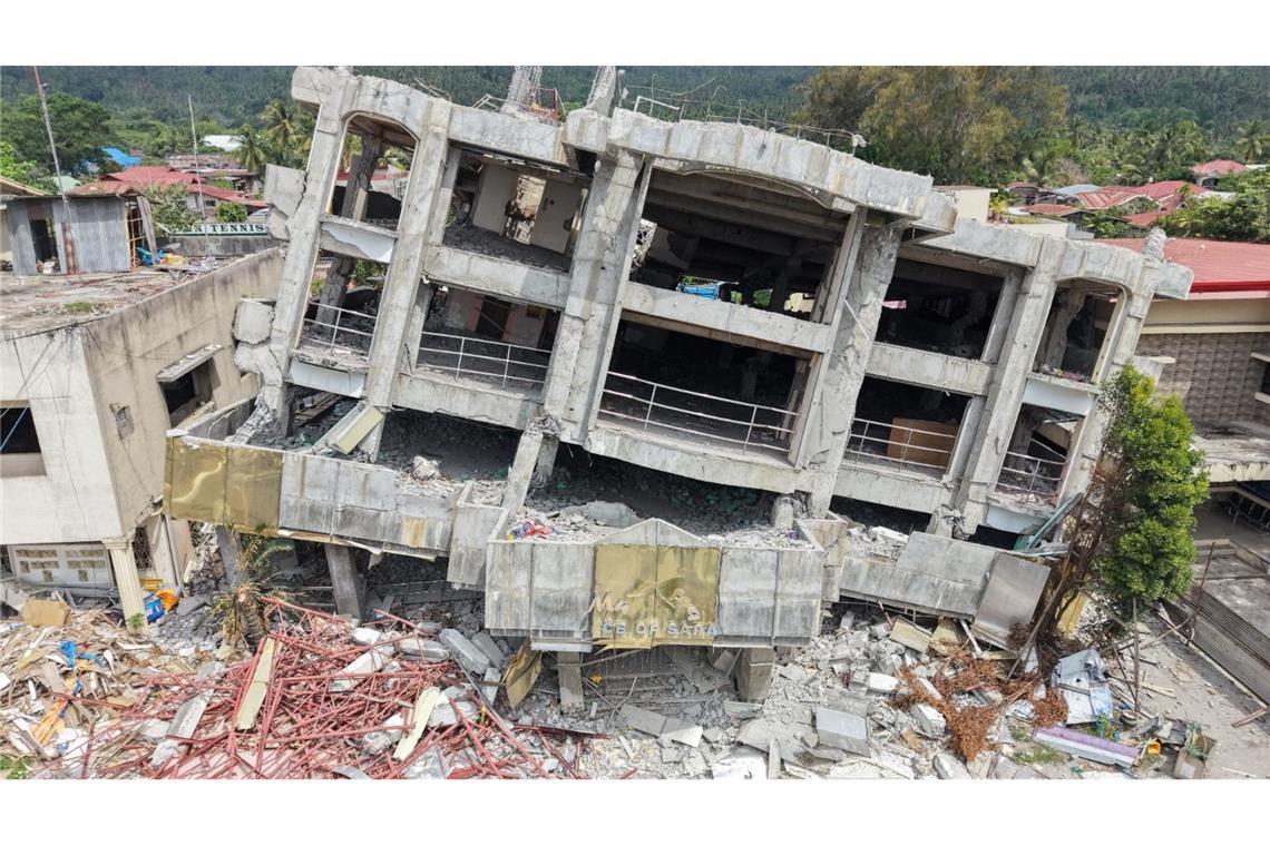 Zerstörte Häuser, Straßen und Brücken, eine steigende Zahl von Toten: Die Folgen des starken Erdbebens vor fast einer Woche sind auf der philippinischen Insel Mindanao nach wie vor dramatisch.