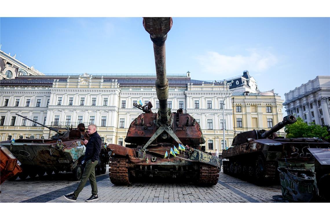 Bilder des Tages Zerstörte russische Panzer und Fahrzeuge stehen auf dem Platz vor dem St. Michaelis Kloster in Kiew.