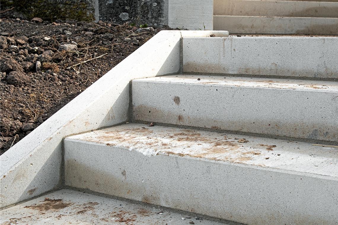 Zerstörungswut: Die Polizei vermutet, dass mit einem Beil auf die Stufen eingeschlagen wurde. DiePilgerstaffel ist gerade erst im Entstehen, da das Denkmal neu aufgebaut wird. Foto: J. Fiedler