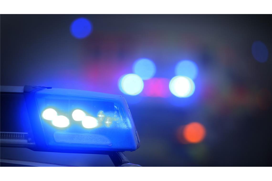 Rollerfahrer ohne Helm flüchtet vor Polizei – schwer verletzt Zeugen werden gebeten, sich bei der Polizei zu melden. (Symbolbild)