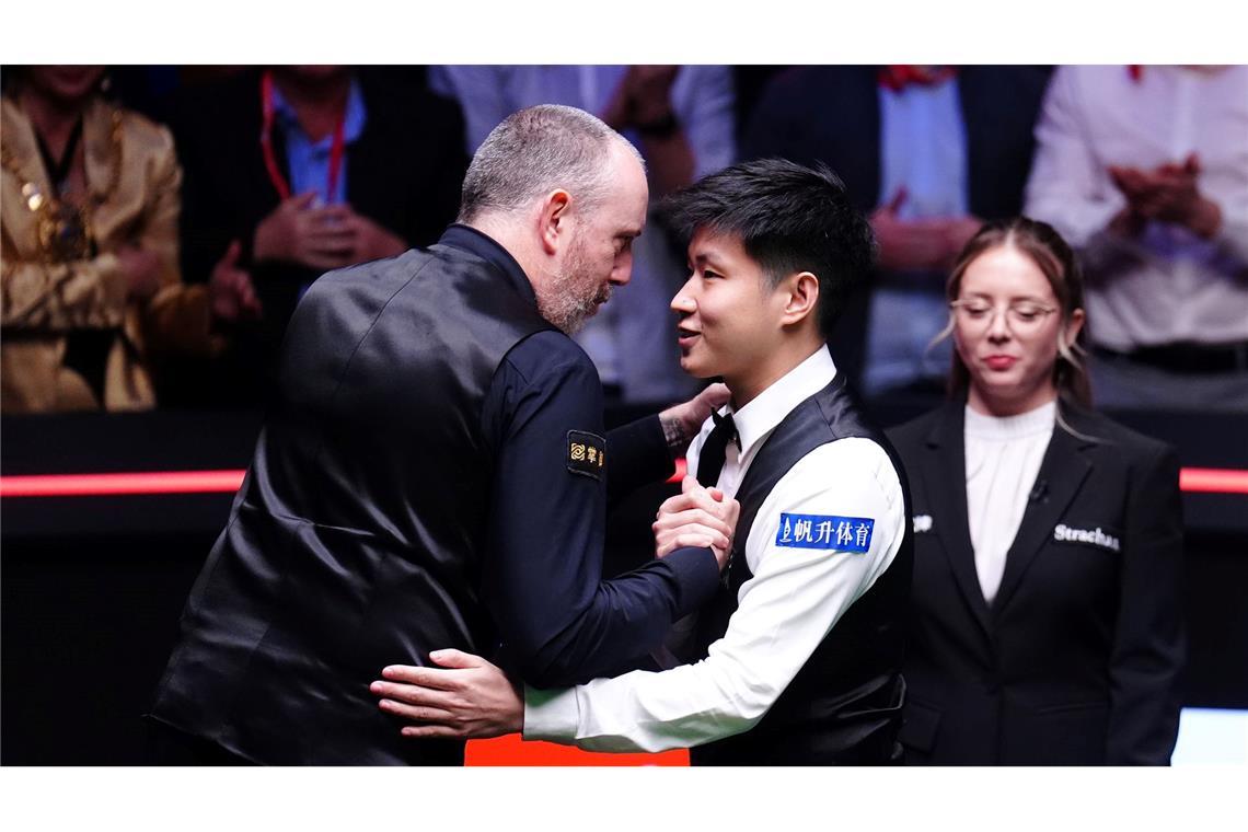 Erster Snooker-Weltmeister aus Asien: Titel an Chinese Zhao Zhao Xintong (r) besiegt im Finale Mark Williams und wird Weltmeister.