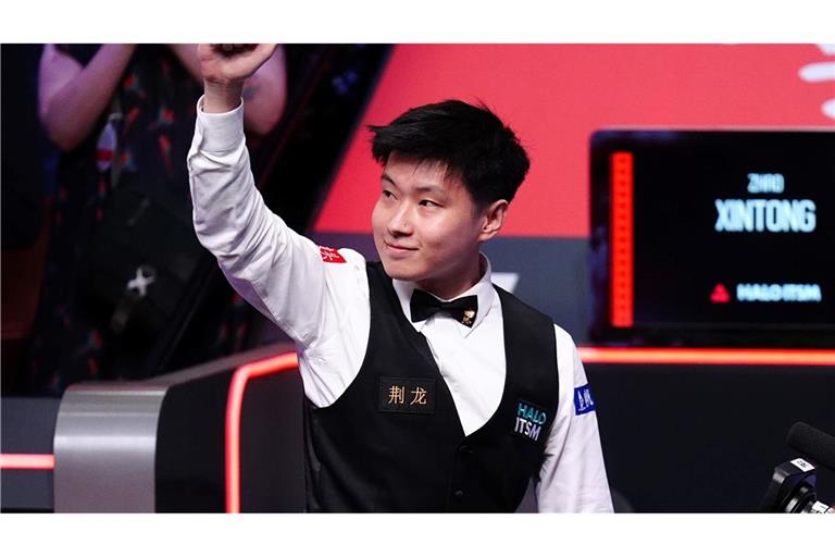 Zhao Xintong (r) ist der erste Snooker-Weltmeister aus Asien.