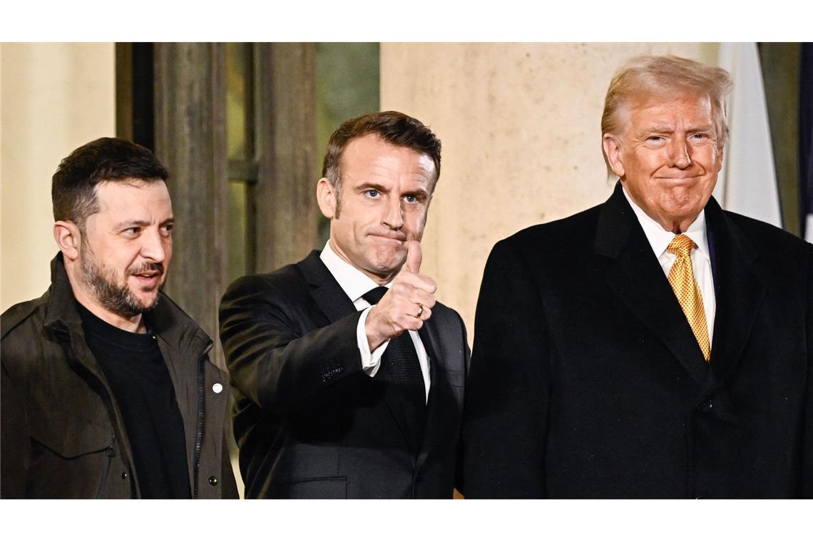 USA und Russland verhandeln über Zukunft der Ukraine Ziehen in Sachen Ukraine-Politik nicht an einem Strang: der ukrainische Präsident Selenskyj (l.), Frankreichs Staatschef Macron und US-Präsident Trump. (Archivbild)
