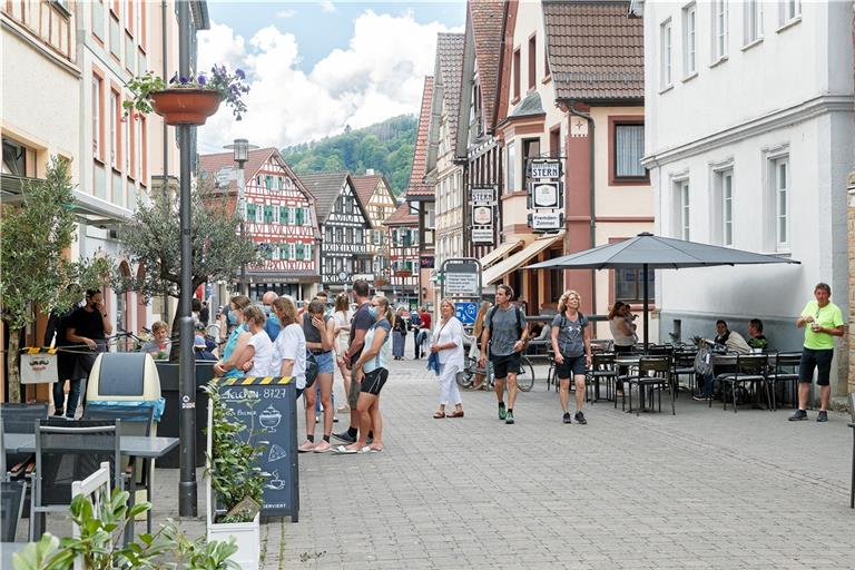 Ziel ist es, die Innenstadt weiter zu beleben. Das könnte Händlern und Gastronomen helfen, umgekehrt kommen auch mehr Besucherinnen und Besucher in die Stadt, wenn sie gut einkehren und einkaufen können. Archivfoto: Jörg Fiedler