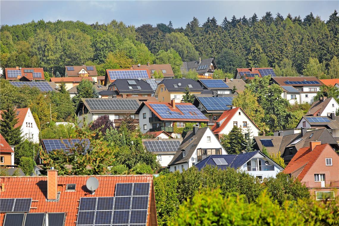 Vernetzung als Gebot der Stunde Ziel ist es, private Energiezellen wie PV-Anlagen auf dem Hausdach zu vernetzen, um in größeren Verbünden aktiv werden und Energie austauschen zu können. Foto: Ingo Bartussek/stock.adobe.com