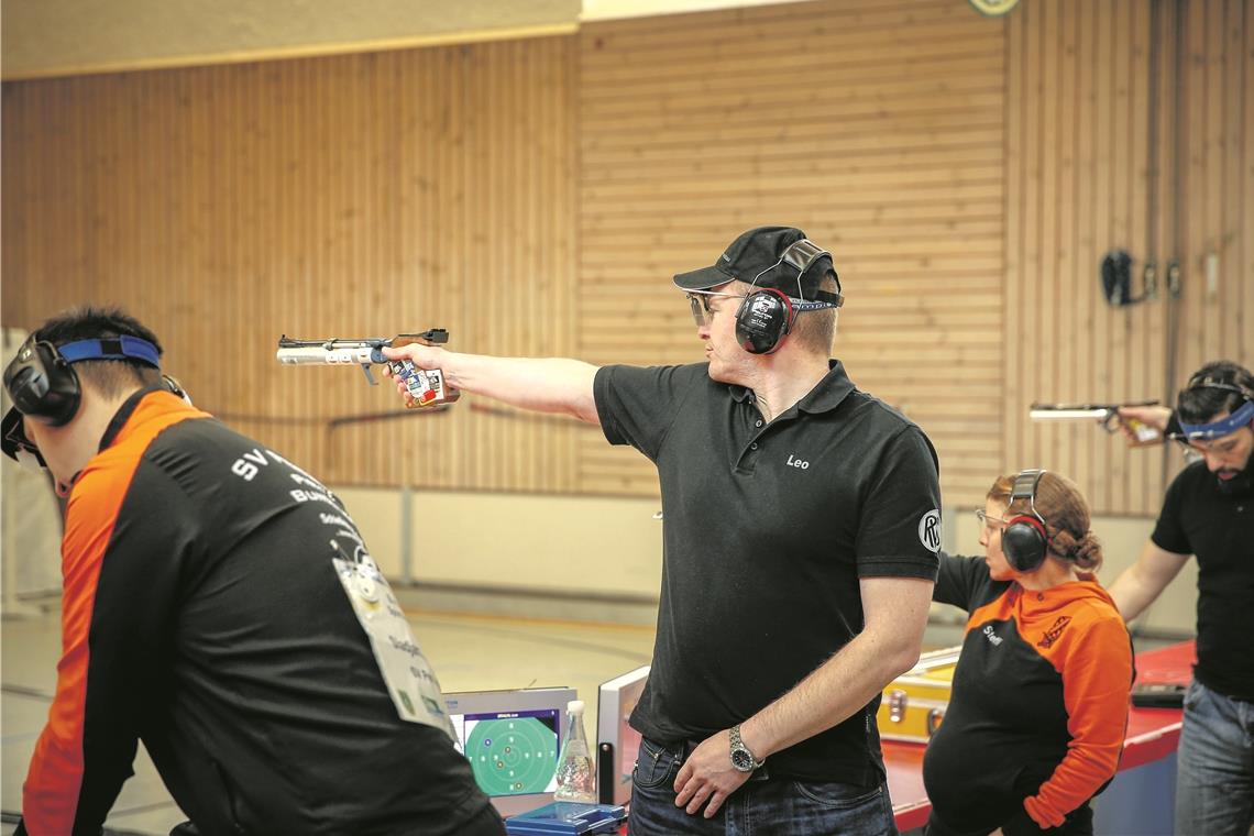 Zwei Versuche, ein Erfolg für Karnsberg Zielte gut: Leo Braun. Er kam mit Karnsbergs Luftpistolenteam beim zweiten Wettkampf in zwei Duellen zu einem Sieg. Foto: A. Becher