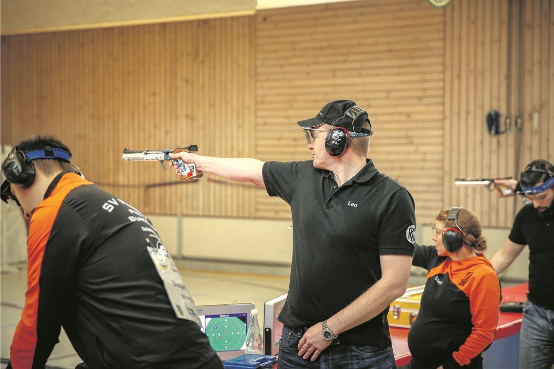 Zielte gut: Leo Braun. Er kam mit Karnsbergs Luftpistolenteam beim zweiten Wettkampf in zwei Duellen zu einem Sieg. Foto: A. Becher