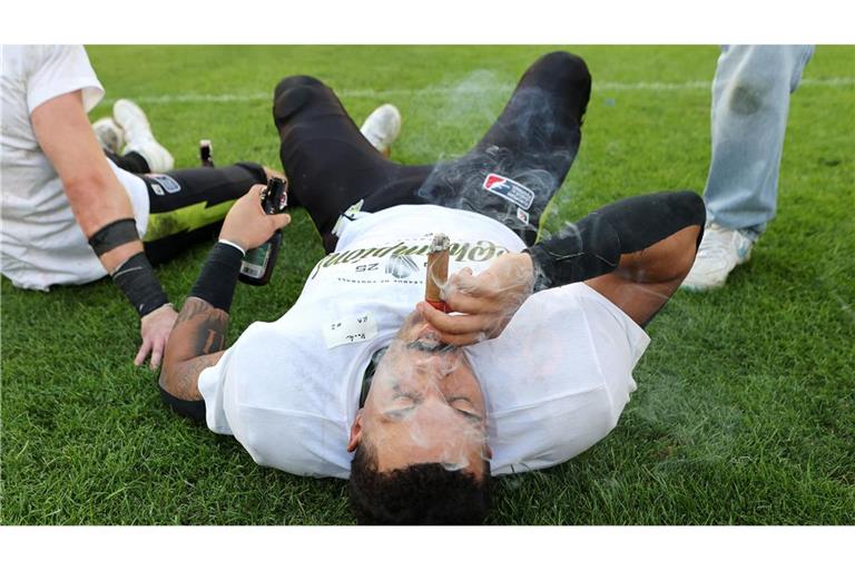 Zigarre für die Champions: Die Spieler von Stuttgart Surge feierten am Sonntag ausgelassen den ELF-Titel.