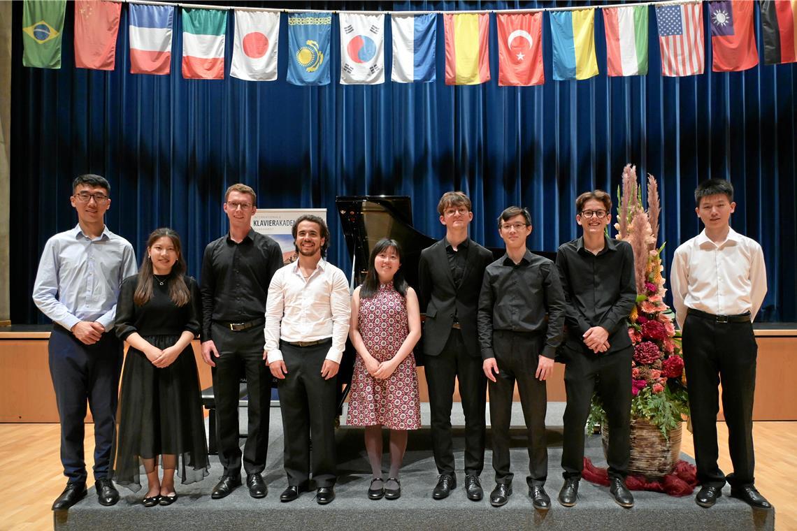 Abwechslungsreiches Auftaktkonzert der Klavierakademie Zining Wang, Anna Horinouchi, Valentin Pfalzgraf, Manuel Juan Diaz Lora, Mariko Watanabe, András Lakatos, Yan-Lun Liao, Paul Salard und Shuhang Zhao (von links) haben am ersten Konzert mitgewirkt. Foto: Elisabeth Klaper
