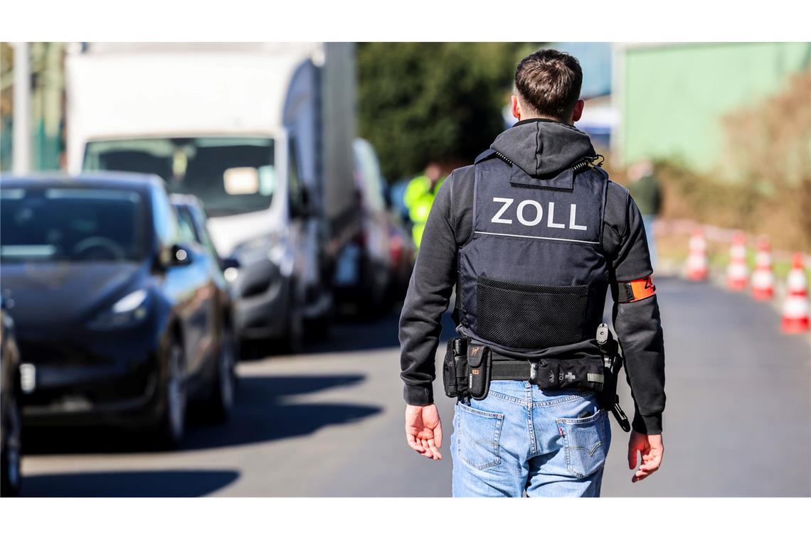 Jeder Zweite hat Verständnis für Kippen-Schwarzmarkt Zöllner im Einsatz beim Ausheben einer illegalen Zigarettenfabrik. (Archivbild)