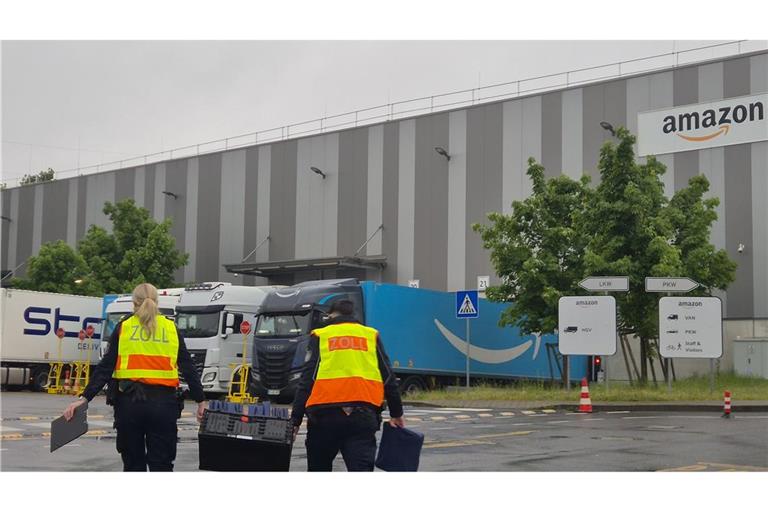 Zöllner wurden am Mittwoch auch an einem Kölner Amazon-Standort vorstellig.