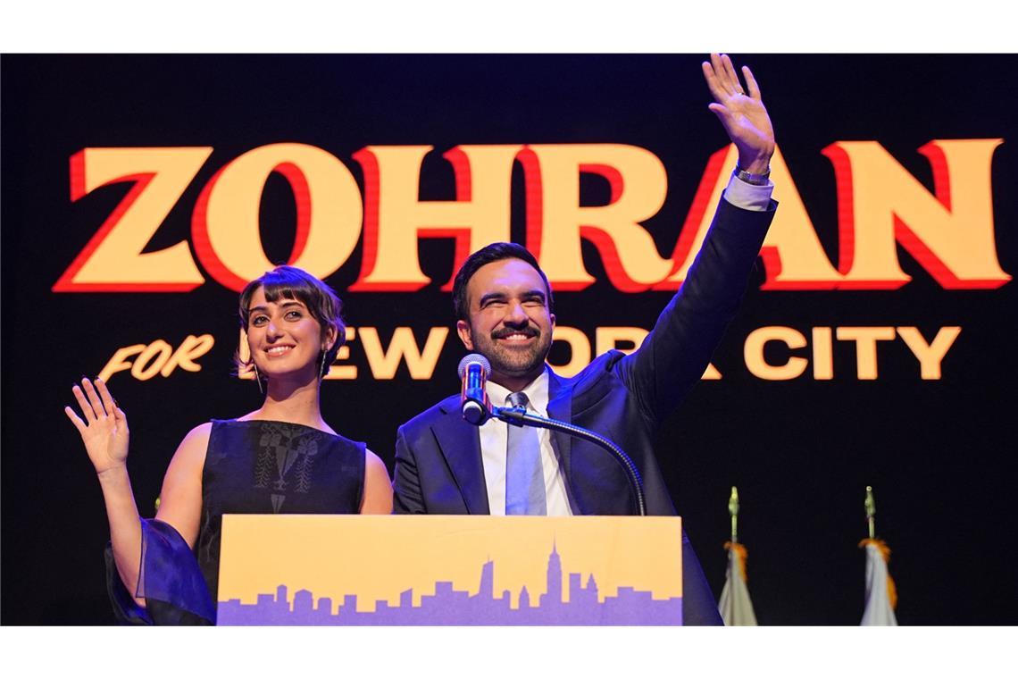 Zohran Mamdani und seine Frau Rama Duwaji wurden am Dienstagabend im Brooklyn Paramount Theater begeistert gefeiert.