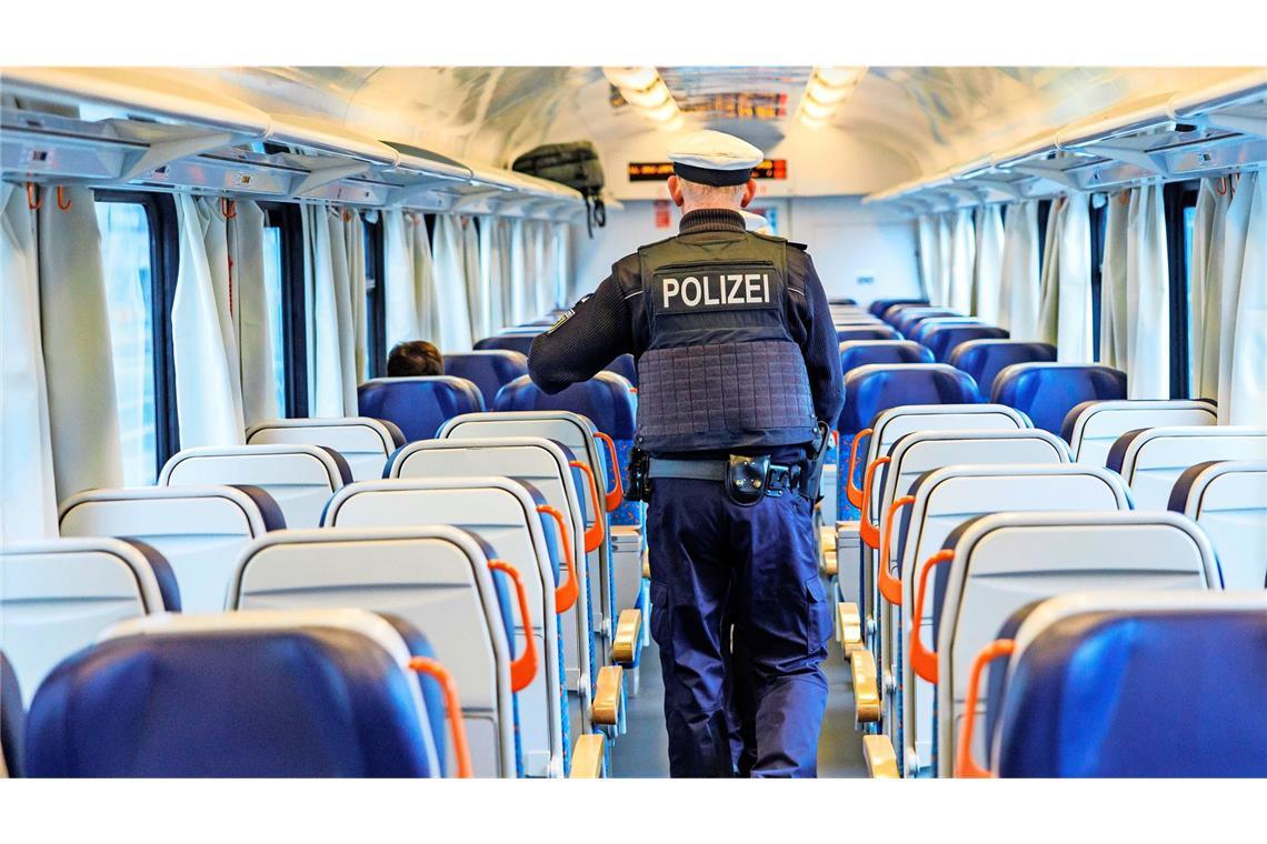 36-Jährige nach Drogenfund im Zug in Untersuchungshaft Zollbeamte fanden während einer Kontrolle in einem ICE knapp 13 Kilogramm Marihuana. (Symbolbild)