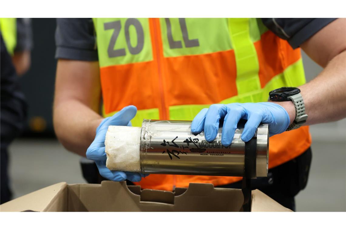 Zollbeamte finden bei einer Durchsuchung 500 Gramm Kokain, das in einer Thermoskanne versteckt ist.