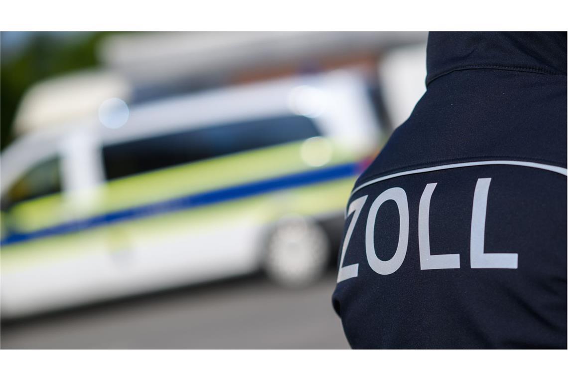 Zoll stoppt Familie – Metallschlagstock und Drogen dabei Zollbeamte haben eine Familie angehalten.