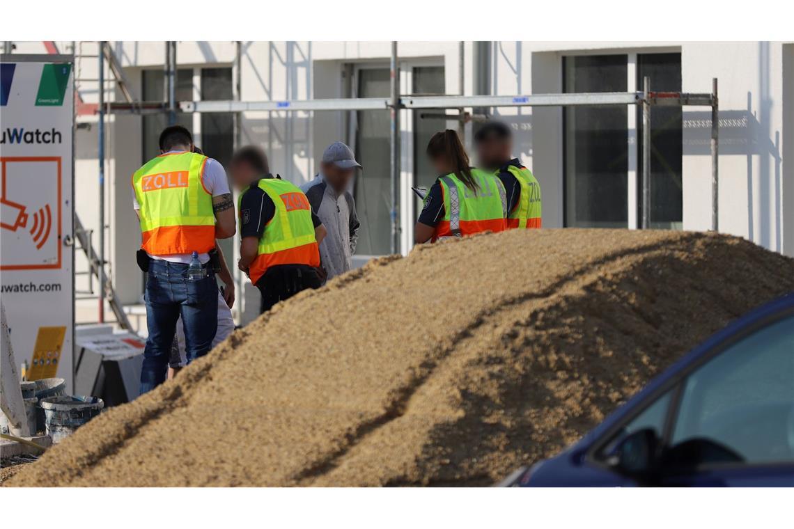 Razzia gegen Schwarzarbeit auf dem Bau Zollbeamte kontrollieren Bauarbeiter.