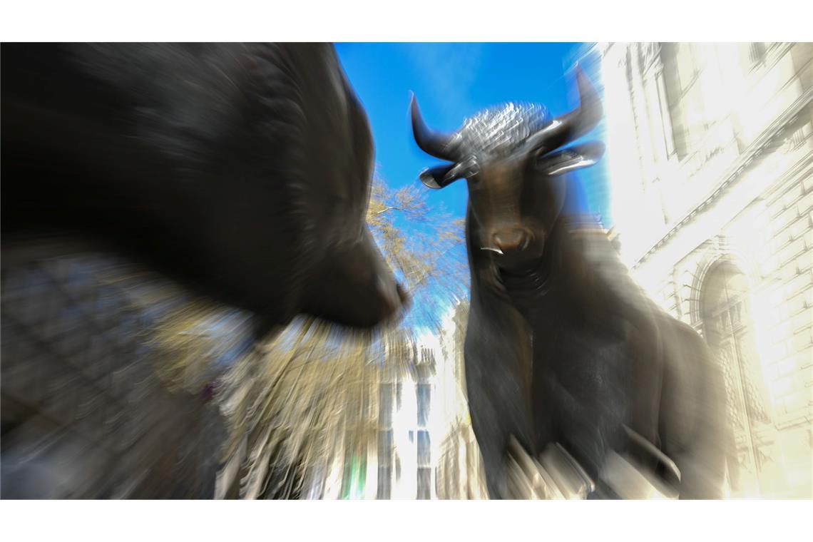 Bilder des Tages Zollkonflikt sorgt an Börsen für Turbulenzen: Bulle und Bär vor der Frankfurter Börse