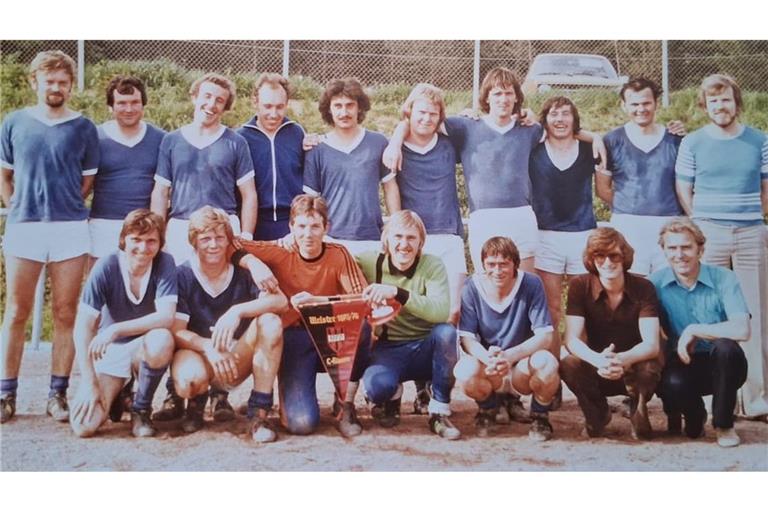 Zu Beginn der Saison noch Drittletzter, am Ende ganz oben in der Tabelle: Die Rohrauer Meistermannschaft von 1975/76 mit Karl-Heinz Wörner (stehend 5.v. li.).
