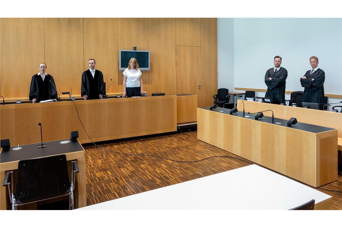 Gesuchter Hausarzt nach langer Flucht in Paraguay gefasst Zu Beginn eines Prozesses wegen manipulierter Corona-Impfungen vor dem Landgericht Augsburg blieb der Stuhl des Angeklagten im Juni 2023 leer. Der beschuldigte Arzt war geflohen. Nun wurde der 75-Jährige in Südamerika gefasst. (Archivbild)