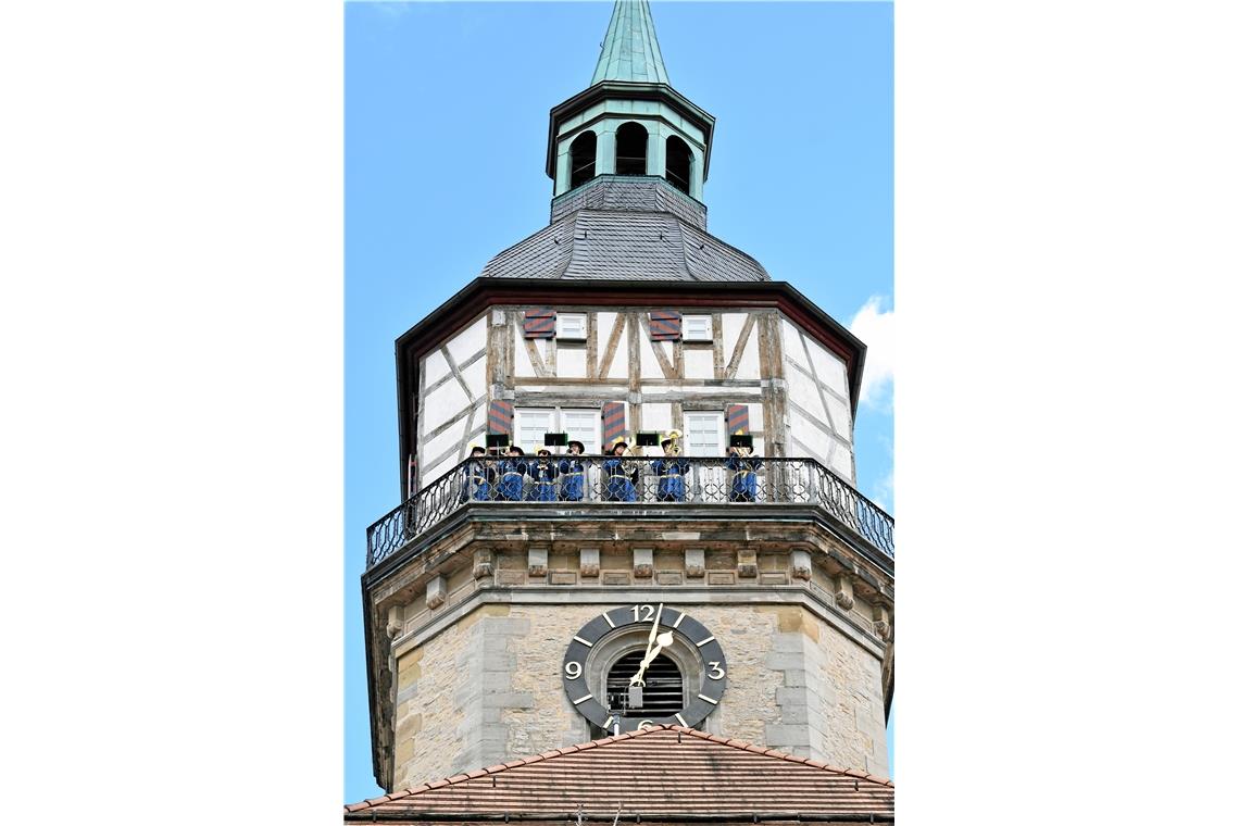 Zu Beginn ertönen die Bläser vom Stadtturm. 