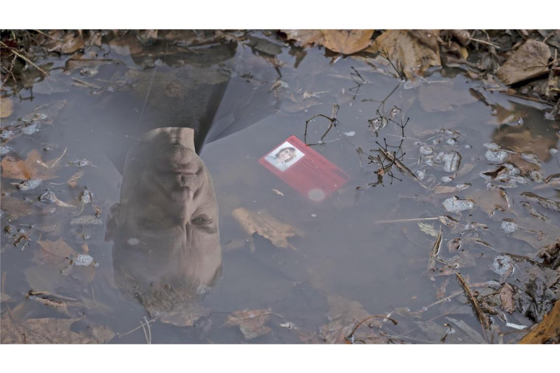 Zu Beginn von „Gefahrengebiet“ fällt Bonards Dienstausweis in eine Pfütze im Wald – kein gutes Omen.