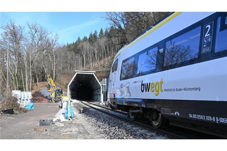 Zu bestimmten Uhrzeiten wird die Hermann-Hesse-Bahn ab Mitte Oktober für rund drei Wochen nicht zwischen Calw und Weil der Stadt verkehren.