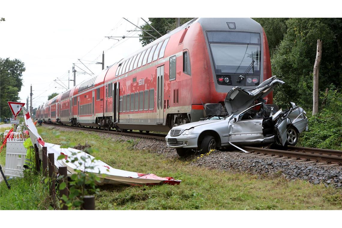 Sohn und Vater sterben bei Zusammenstoß von Zug und Auto Zu dem Unfall mit dem Regionalexpress kam es an einem Bahnübergang.