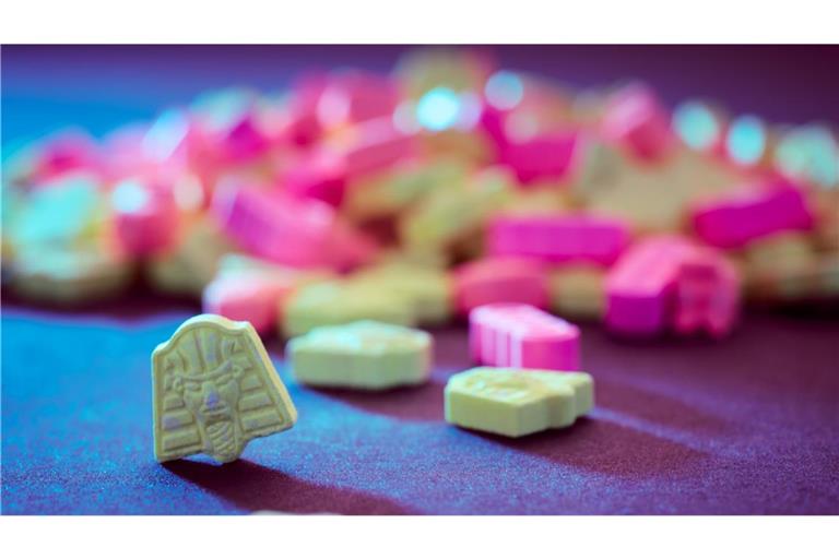 Zu den angebotenen, neuen Stoffen gehörten zum Beispiel Nitazene, eine Gruppe von synthetischen Opioiden. Sie können eine euphorisierende und entspannende Wirkung haben, aber auch einen Atemstillstand auslösen.