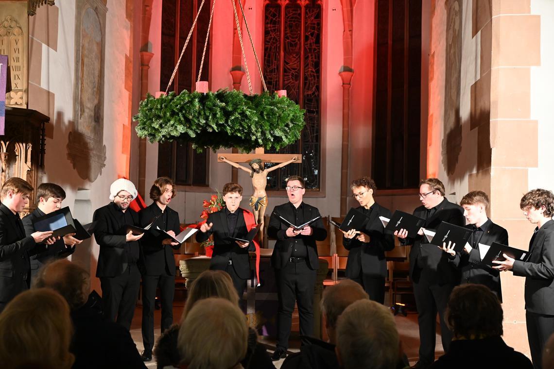 Zu den englischen Liedern setzte sich ein Sänger des Männerchors der Stuttgarter Hymnus-Chorknaben extra eine Nikolausmütze auf. Foto: Elisabeth Klaper