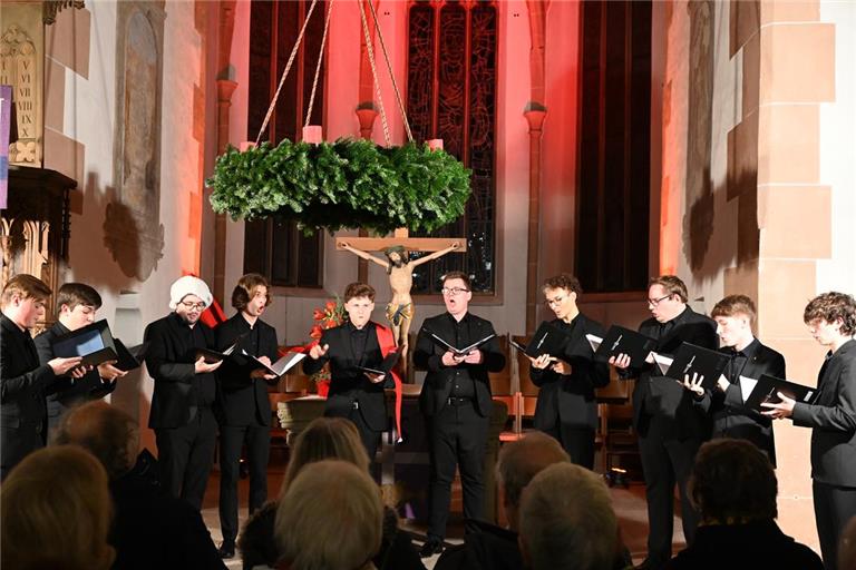 Zu den englischen Liedern setzte sich ein Sänger des Männerchors der Stuttgarter Hymnus-Chorknaben extra eine Nikolausmütze auf. Foto: Elisabeth Klaper