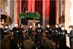 Zu den englischen Liedern setzte sich ein Sänger des Männerchors der Stuttgarter Hymnus-Chorknaben extra eine Nikolausmütze auf. Foto: Elisabeth Klaper