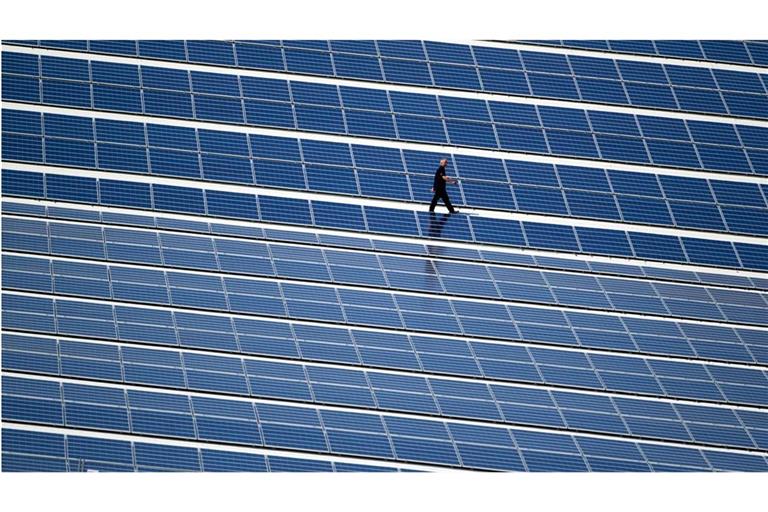 Zu den Maßnahmen im Kampf gegen den Klimawandel zählt auch der Ausbau der Solarenergie. Einigen Staaten in der EU sind die Vorgaben inzwischen allerdings zu eng gesteckt.
