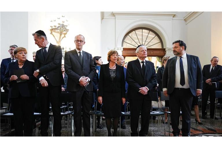 Zu den Trauergästen gehören Bundeskanzler Friedrich Merz, der frühere Bundespräsident Joachim Gauck und die ehemalige Kanzlerin Angela Merkel.