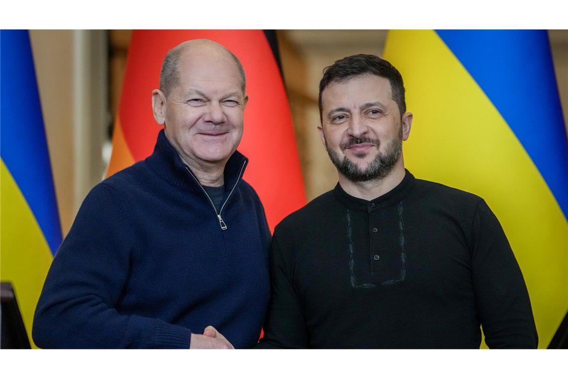 Warum die Debatte über den Krieg in den Wahlkampf gehört Zu Gast in Kiew: Bundeskanzler Olaf Scholz beim ukrainischen Präsidenten Wolodymyr Selenskyj.