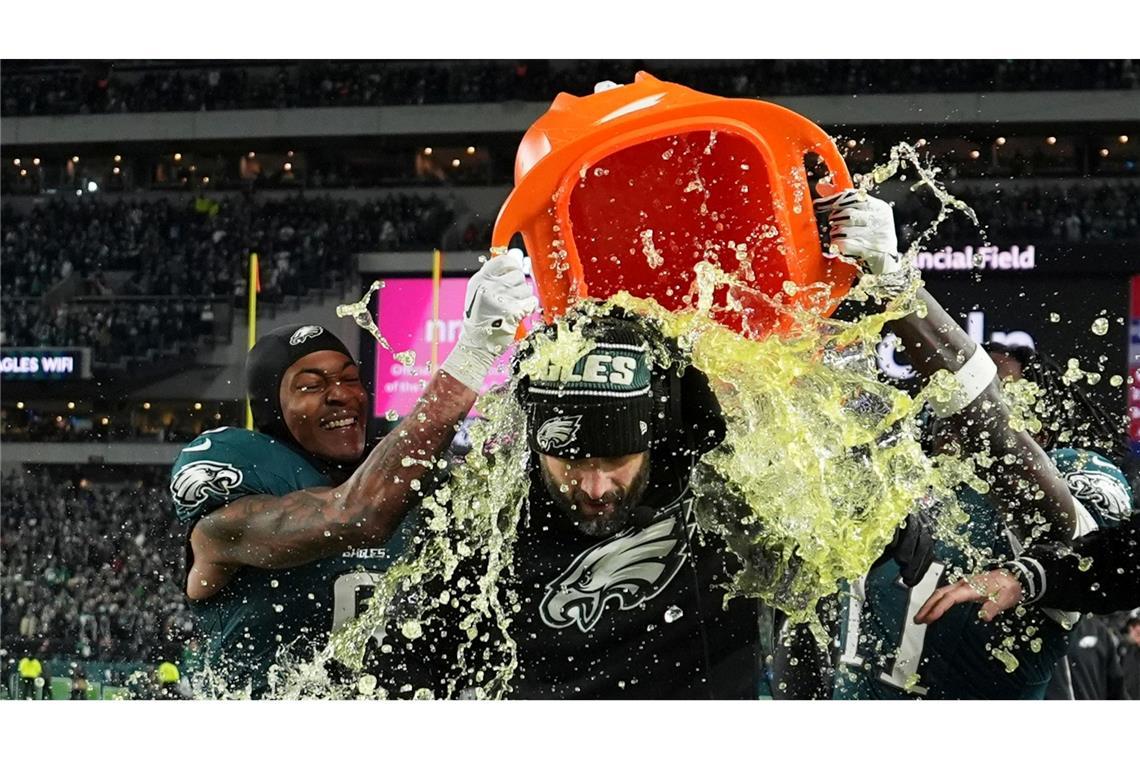 Bilder des Tages Zu jedem ordentlichen Jubel über eine Football-Meisterschaft gehört, den Trainer nass zu machen, hier Nick Sirianni von den Philadelphia Eagles nach dem Sieg im NFC Championship gegen die Washington Commanders.