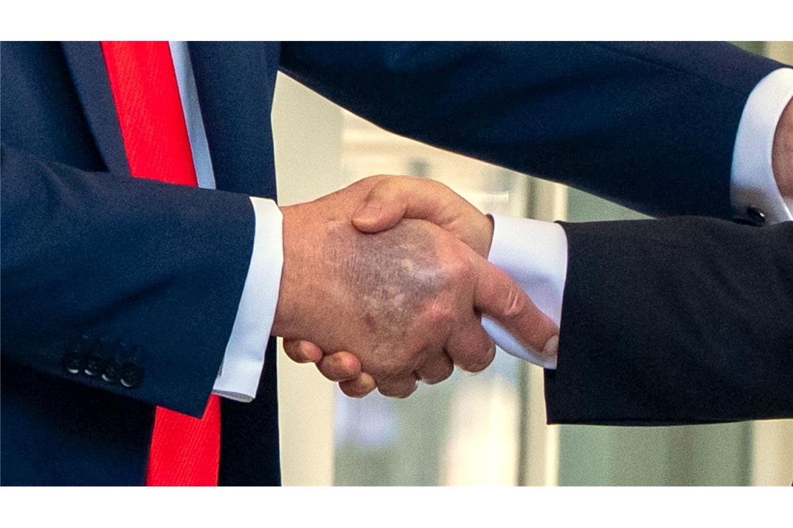 Trump erneut mit Bluterguss an der Hand fotografiert Zu sehen beim Händedruck mit dem südkoreanischen Präsidenten Lee: ein Bluterguss auf Trumps rechter Hand.