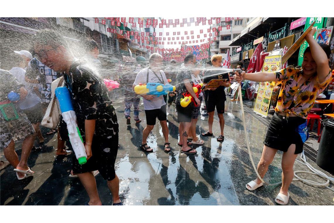 Zu Songkran finden landesweit ausgelassene Wasserschlachten statt. (Archivbild)