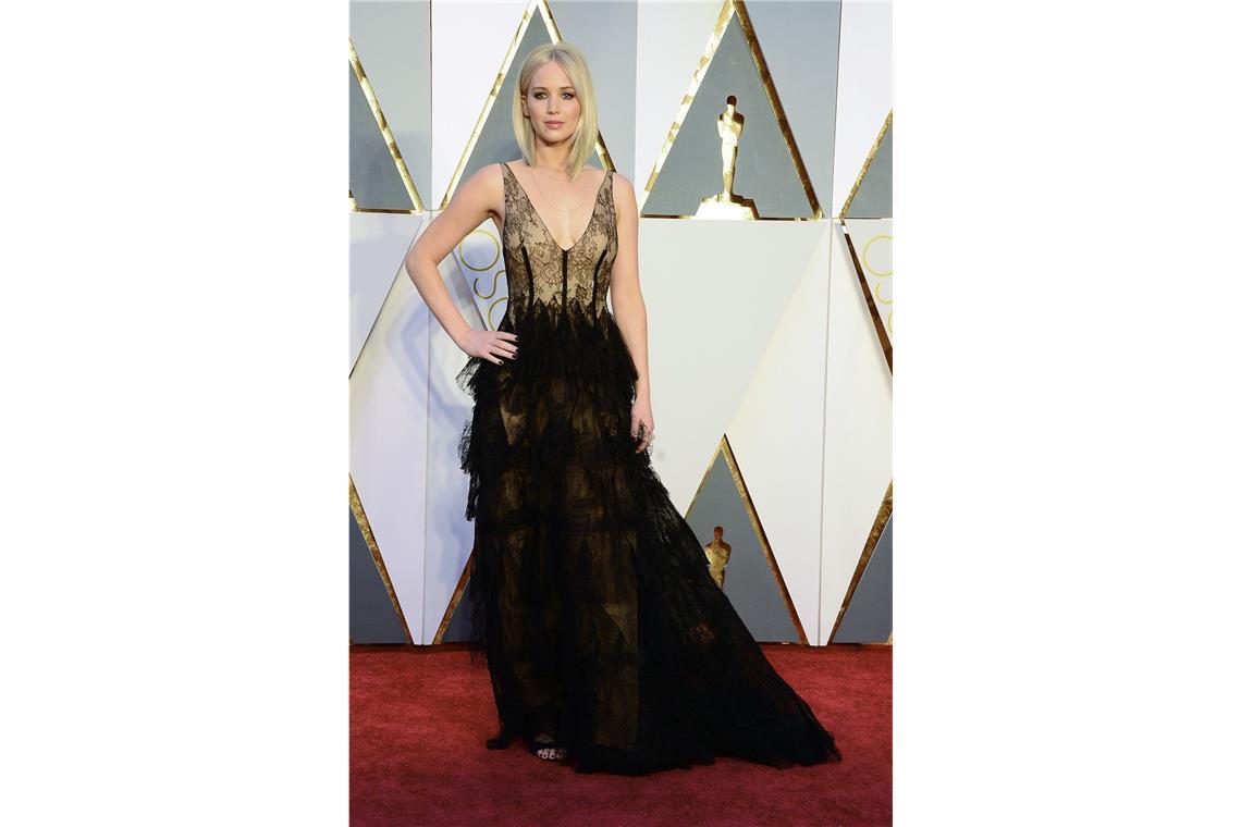 Die schlimmsten Oscar-Kleider aller Zeiten Zu viel Gothic, zu wenig Feenstaub: <b>2016</b> griff die sonst so stilsichere <b>Jennifer Lawrence</b> mit dieser semitransparenten Dior-Robe sauber daneben.