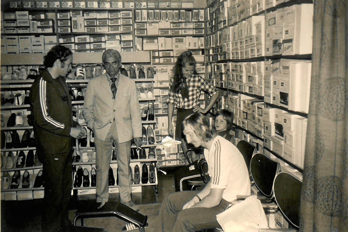 Generationengeschichten der Innenstadt Zu Zeiten der Weltmeisterschaft 1974 konnte das Geschäft die polnischen Nationalspieler mit Sportschuhen versorgen – hier mit Karin Möck (Dritte von links) und rechts neben ihr Oliver Möck als Kind.