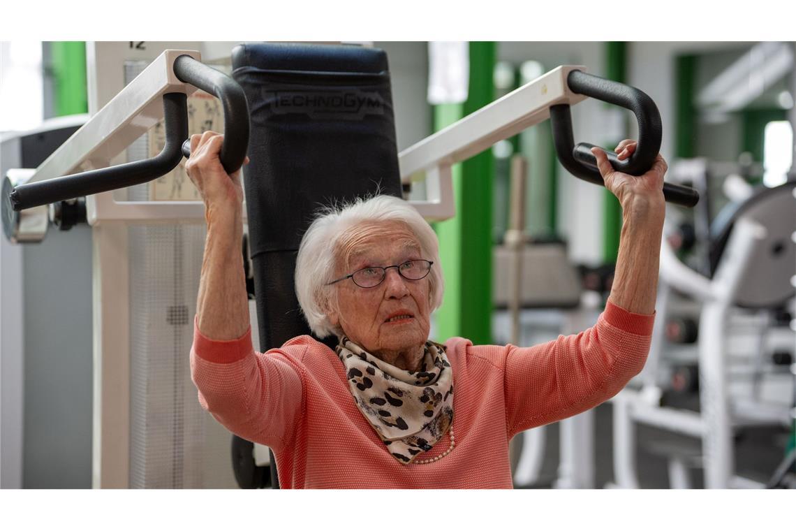 "Disziplin ist alles" - 100-Jährige im Fitness-Studio Zudem besucht sie noch einen Gymnastikkurs und geht Schwimmen. (Archivbild)