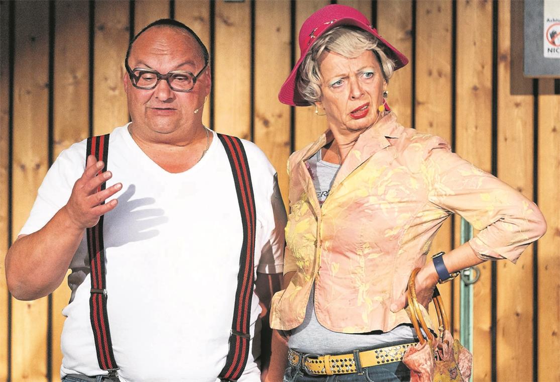 Virtuoses Spiel mit Gags und Klischees Zündeten in der Gemeindehalle in Kirchenkirnberg ein Feuerwerk der Gags und Pointen: Ute Landenberger als Käthe Kächele und Michael Willkommen als Karl-Eugen Kächele. Foto: J. Fiedler