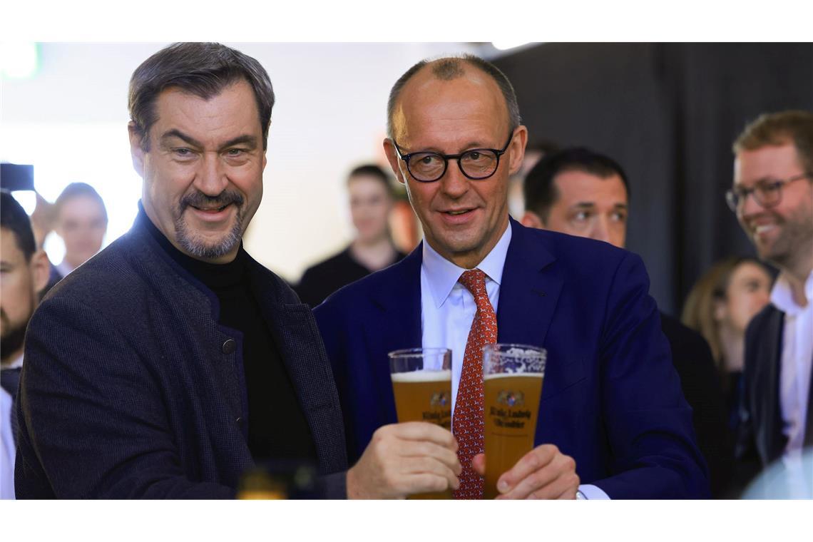 Bilder des Tages Zünftig mit Bier - Unions-Kanzlerkandidat Friedrich Merz und CSU-Chef Markus Söder beim bayerischen Weißwurst-Essen