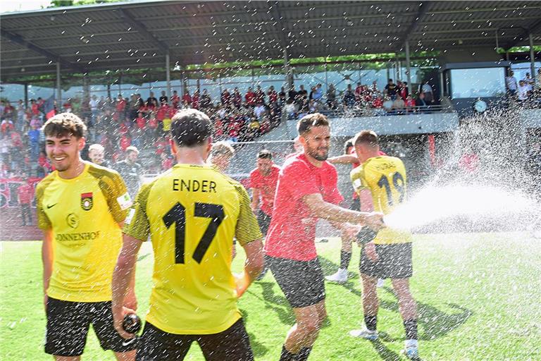 Zuerst erledigen Elias Rahn, Lorenz Ender und Kapitän Volkan Celiktas (von links) mit der SG Sonnenhof die Pflichtaufgabe bei Kellerkind Fellbach mit einem standesgemäßen 3:0-Sieg, dann lassen Großaspachs Fußballer die Sektkorken knallen. Fotos: Tobias Sellmaier