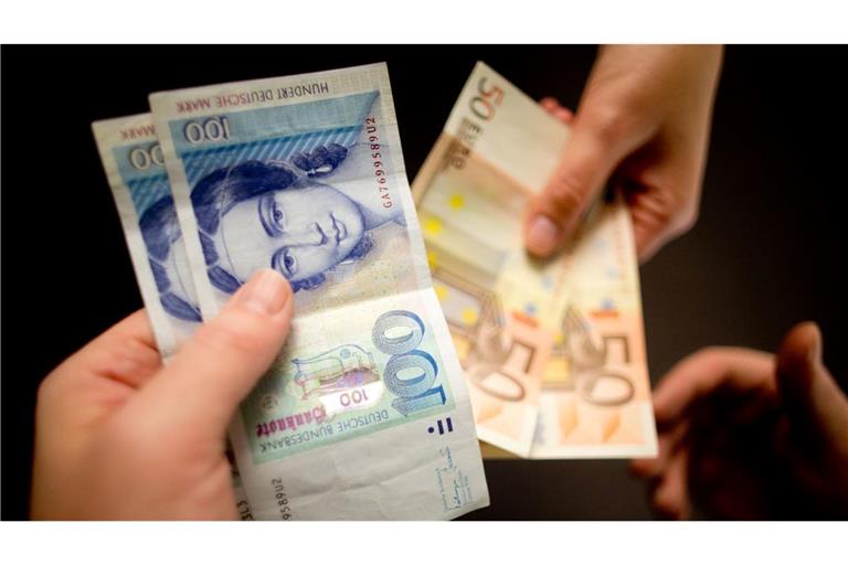Zufallsfund oder aus Nostalgie über Jahre aufbewahrt: Jahr für Jahr tauschen Menschen Millionensummen alter D-Mark-Bestände bei der Bundesbank in Euro um. (Symbolbild)