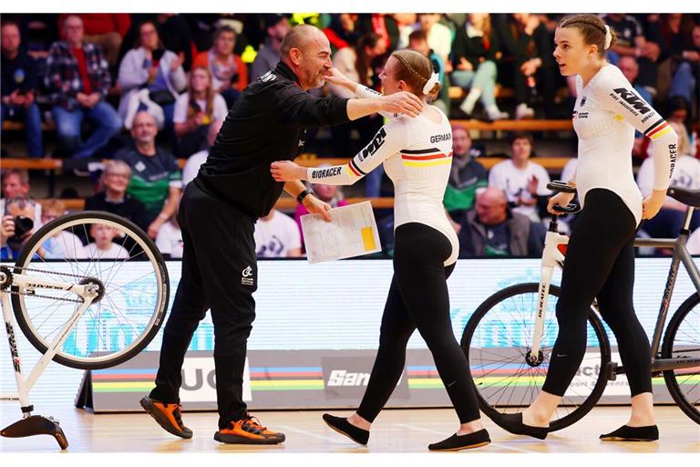 Zufrieden: Bundestrainer Dieter Maute gratuliert Neele Jodeleit (Mitte) und Kim Schlüter.