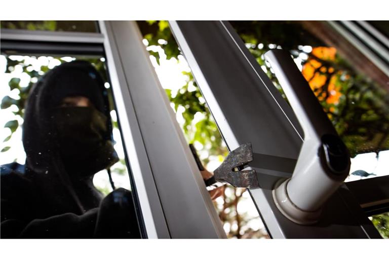 Zugang hatte sich der 23-Jährige durch ein eingeschlagenes Fenster verschafft. (Symbolbild)