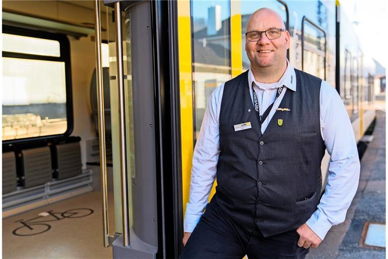 Zugbegleiter Ronald-Phillip Tolkiehn setzt sich weit über das übliche Maß für seine Fahrgäste ein.