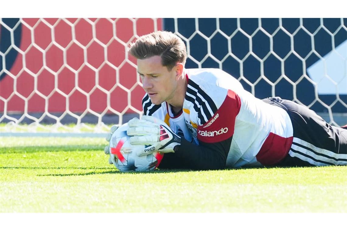Zugepackt: der Nationaltorhüter Marc-André ter Stegen beim Training in Herzogenaurach