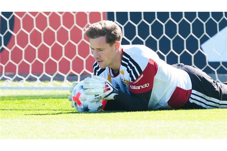 Zugepackt: der Nationaltorhüter Marc-André ter Stegen beim Training in Herzogenaurach
